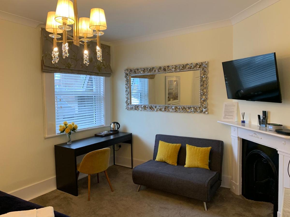 Ashbys Accommodation & Spa Hire Портсмът Екстериор снимка