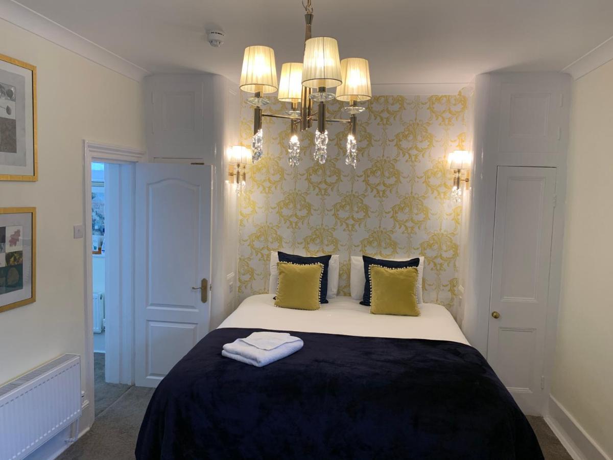Ashbys Accommodation & Spa Hire Портсмът Екстериор снимка
