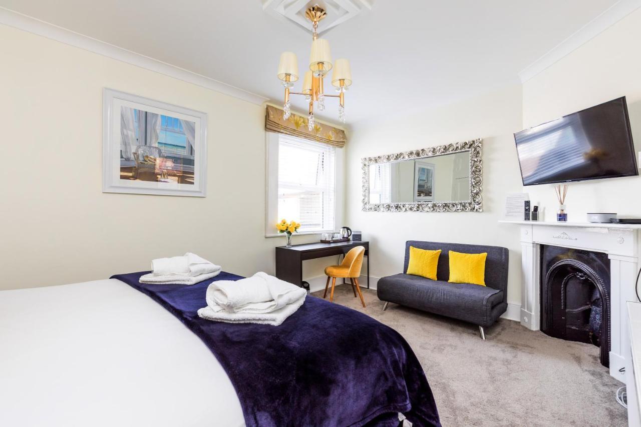 Ashbys Accommodation & Spa Hire Портсмът Екстериор снимка