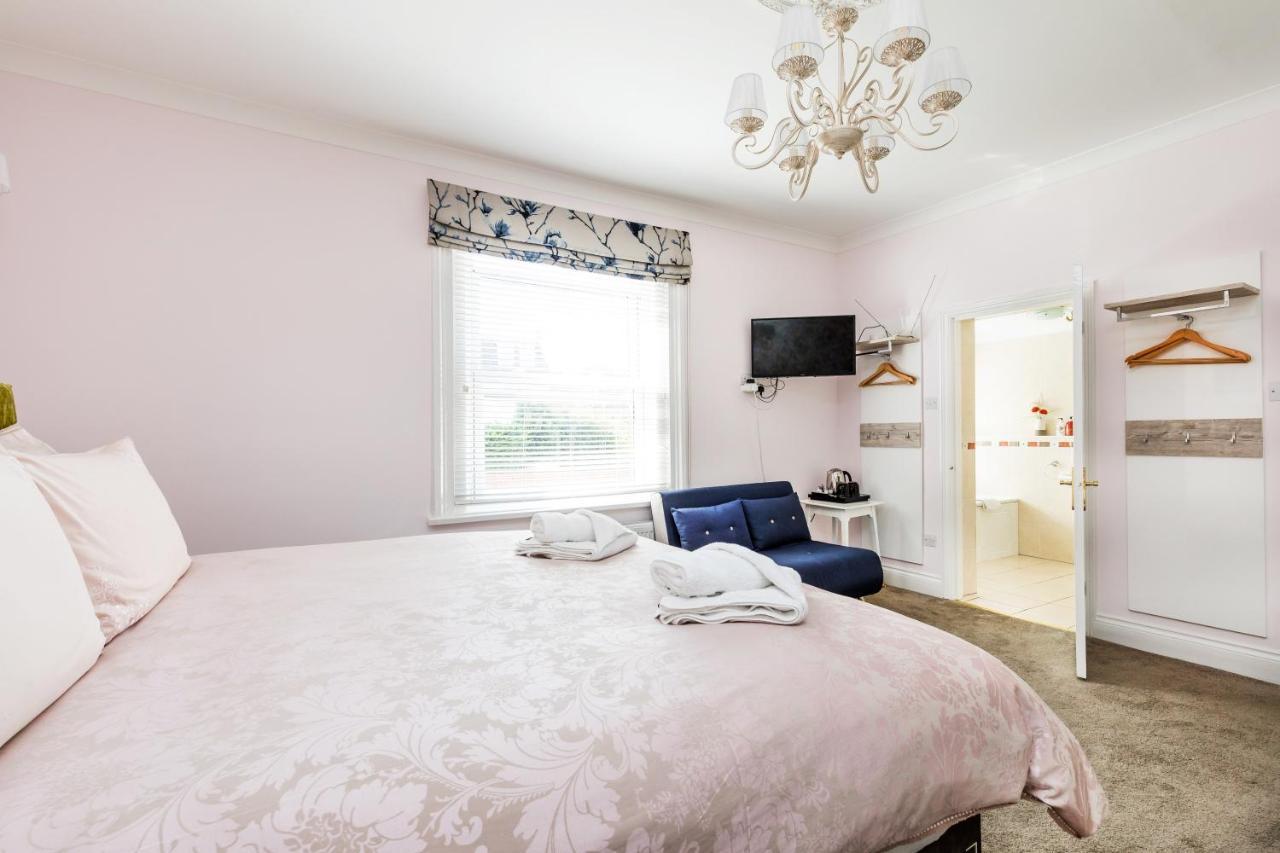 Ashbys Accommodation & Spa Hire Портсмът Екстериор снимка