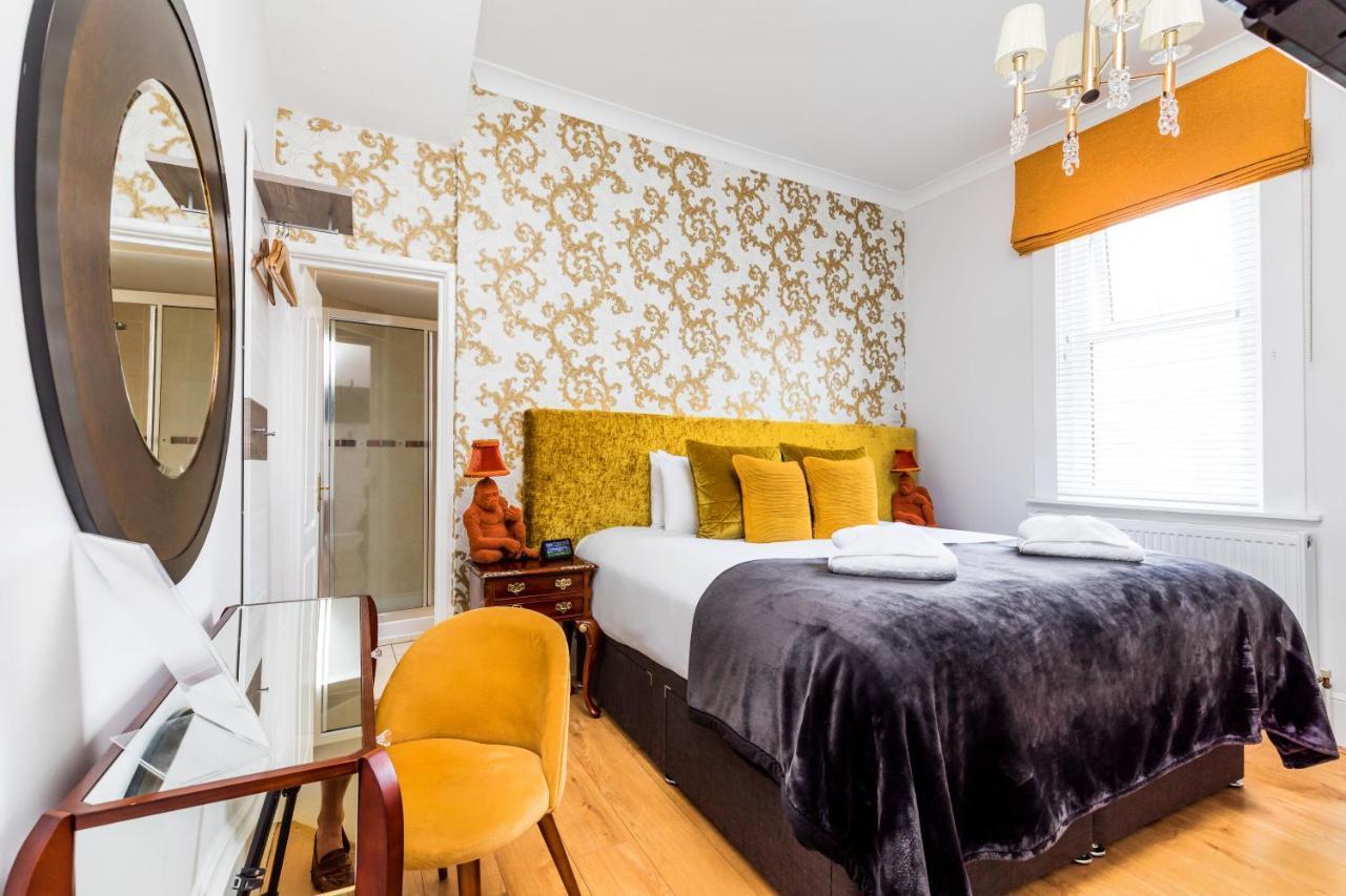 Ashbys Accommodation & Spa Hire Портсмът Екстериор снимка