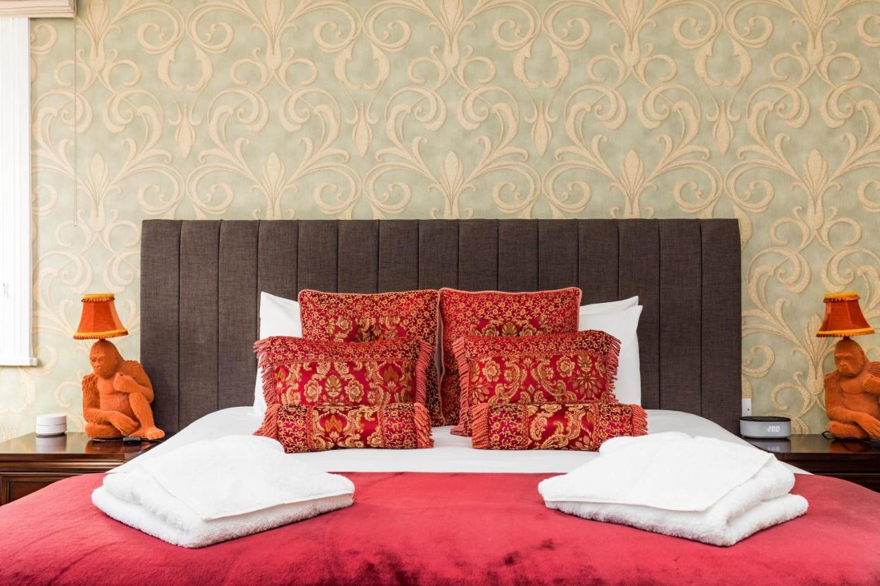 Ashbys Accommodation & Spa Hire Портсмът Екстериор снимка
