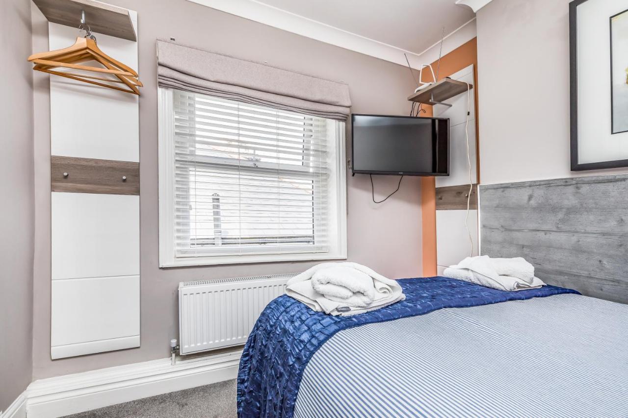 Ashbys Accommodation & Spa Hire Портсмът Екстериор снимка