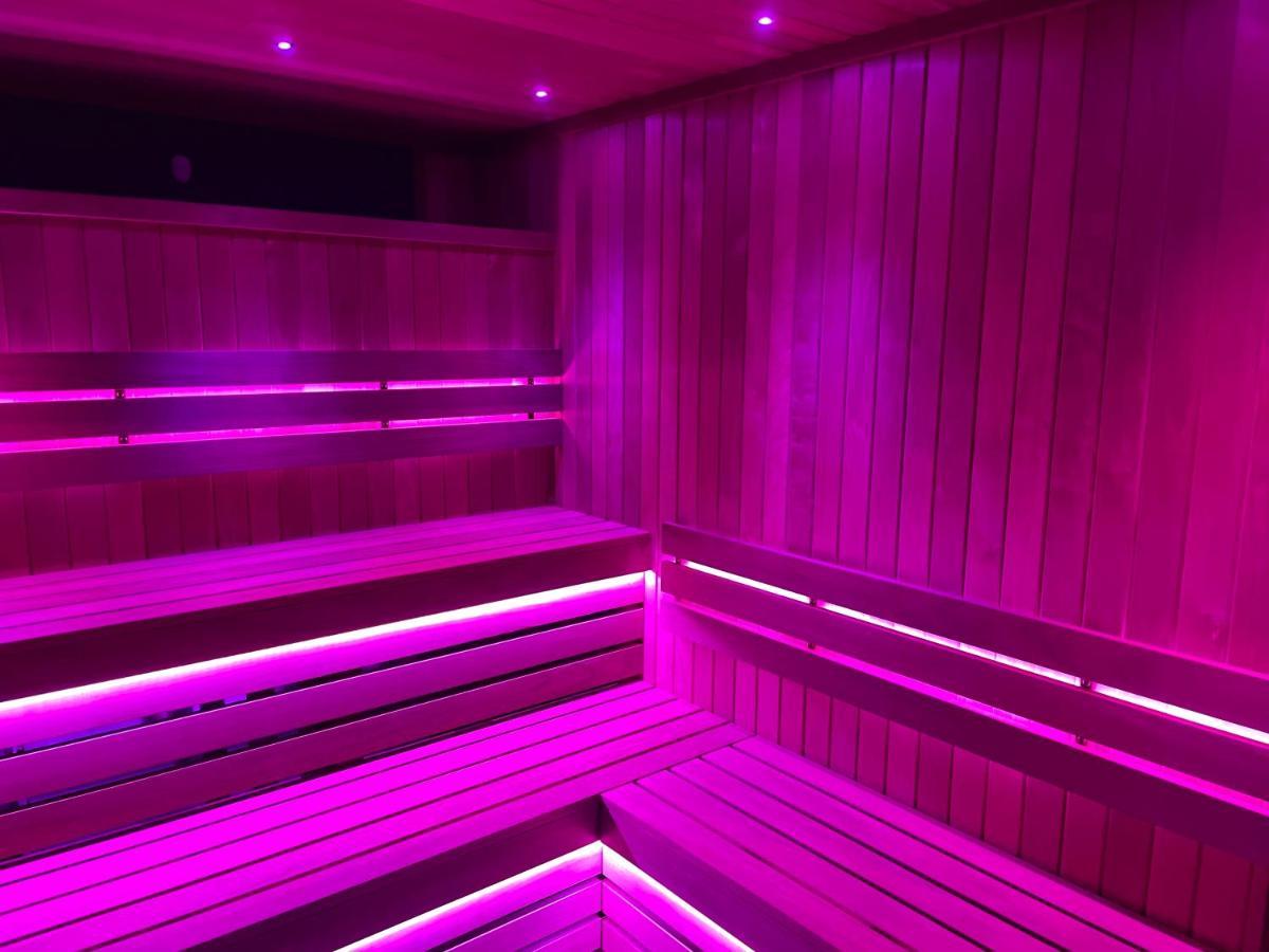 Ashbys Accommodation & Spa Hire Портсмът Екстериор снимка