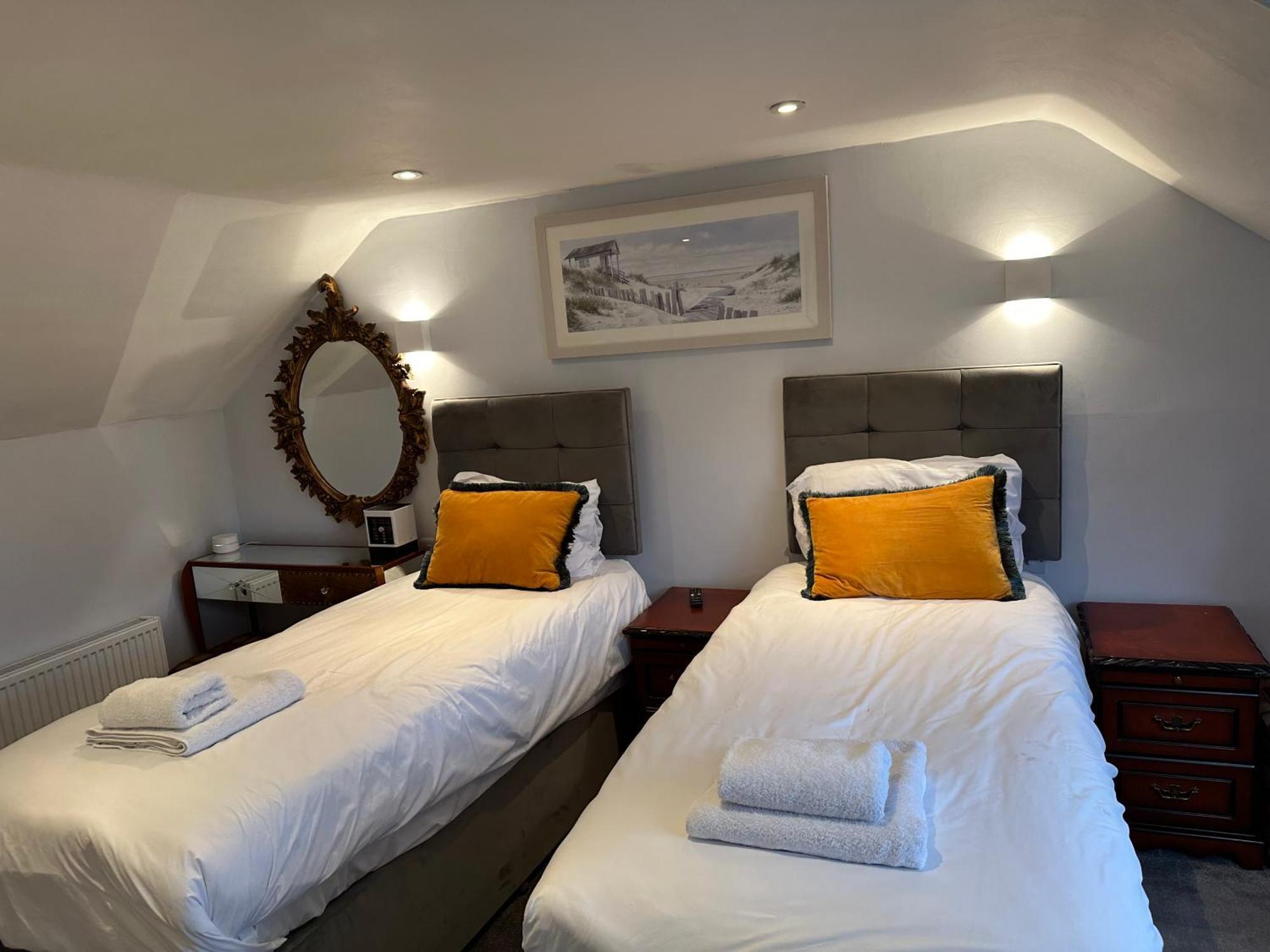 Ashbys Accommodation & Spa Hire Портсмът Екстериор снимка